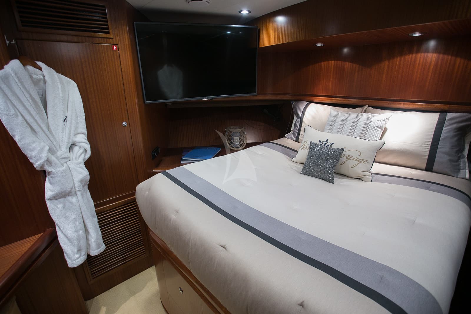 Beachfront Yacht - Image 9