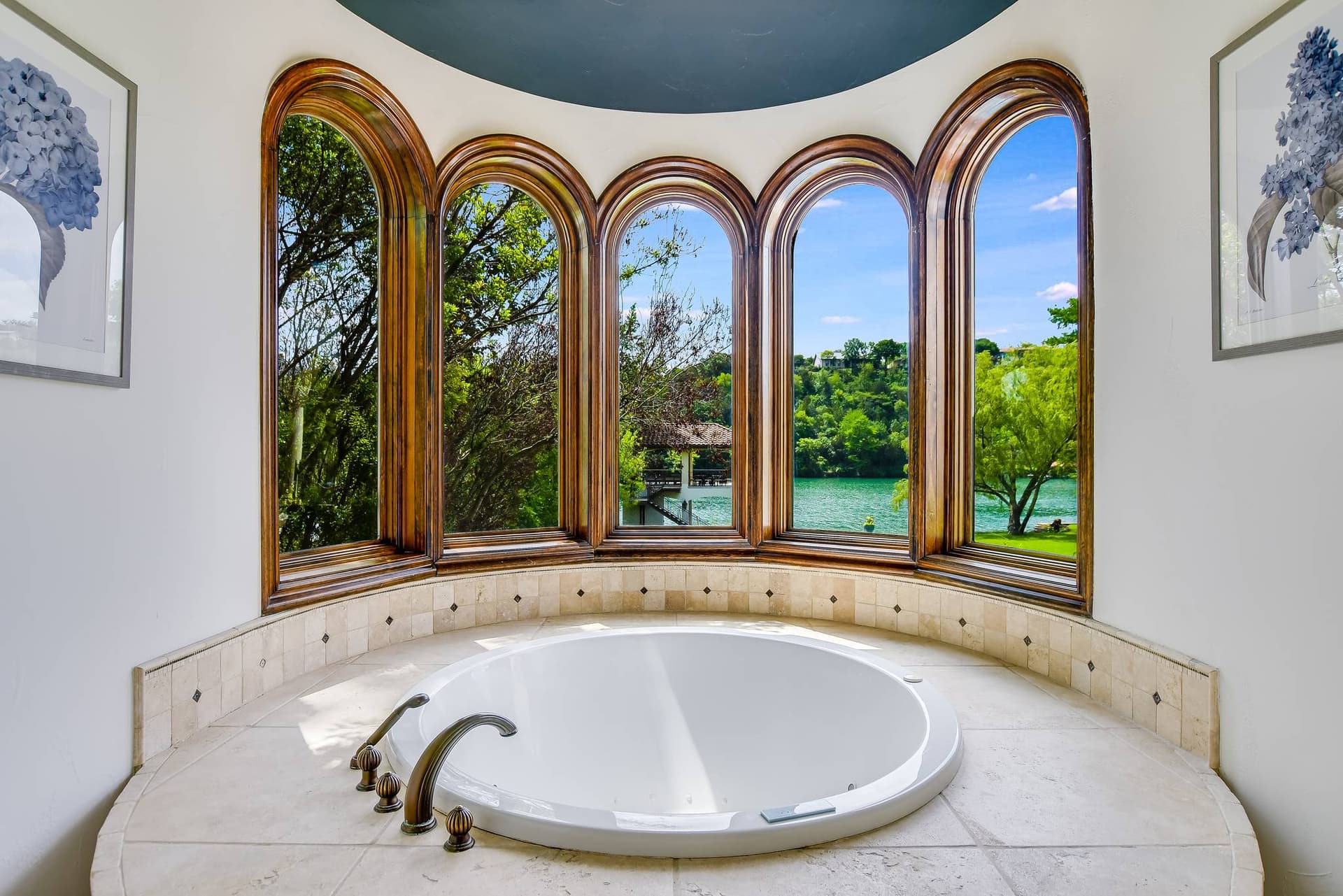 Autograph on Lake Austin - Image 17