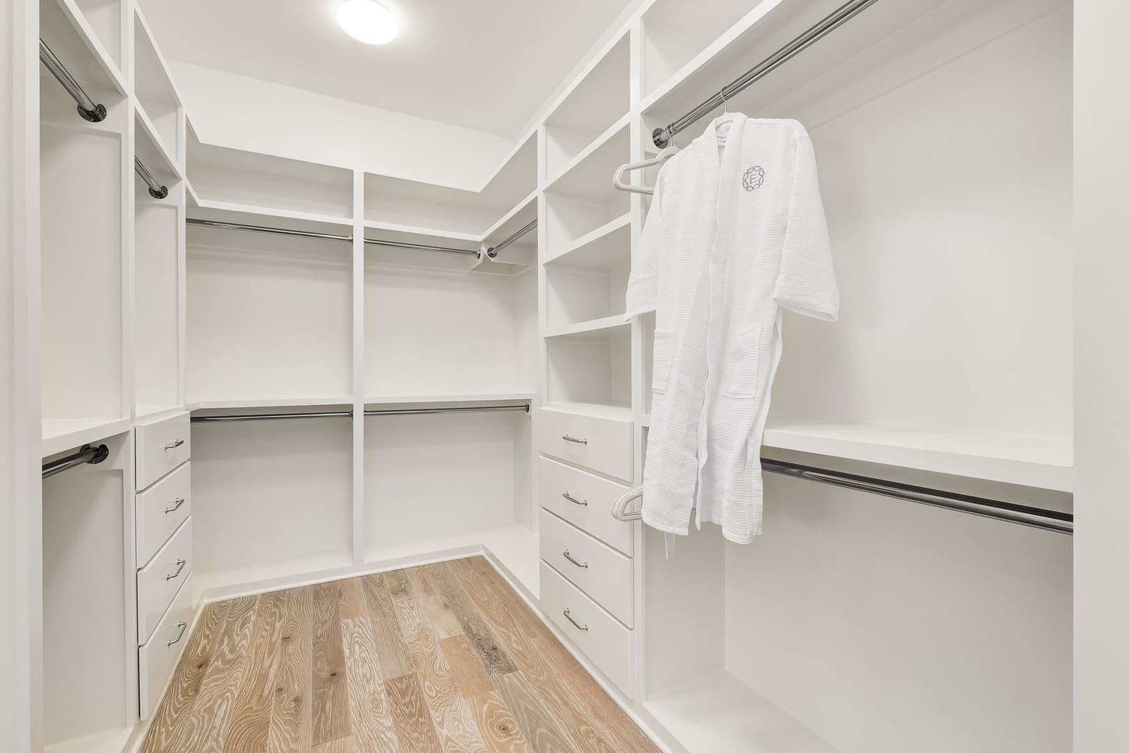 Emerald Le Luxe - Image 44