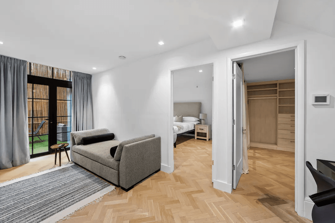 Clinton Home - Image 13