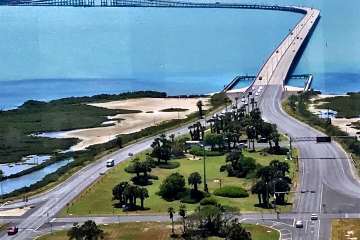 Bridgepoint Residence - Image 36