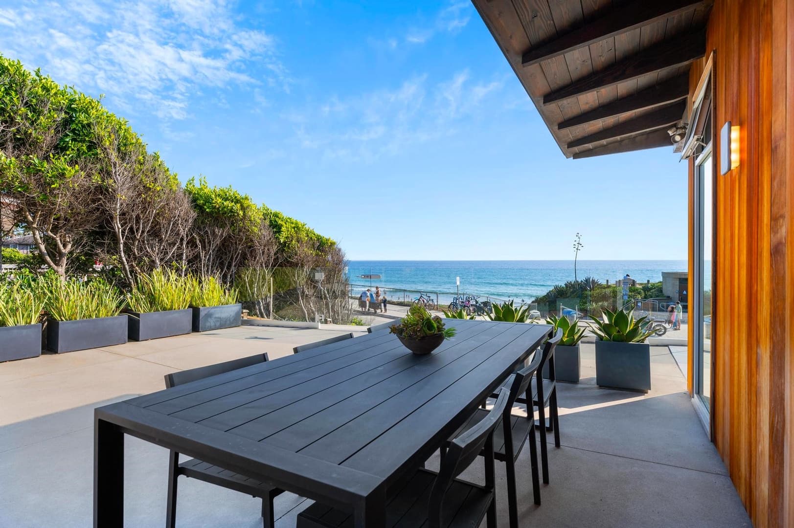 Beachfront Modern Retreat - Image 32