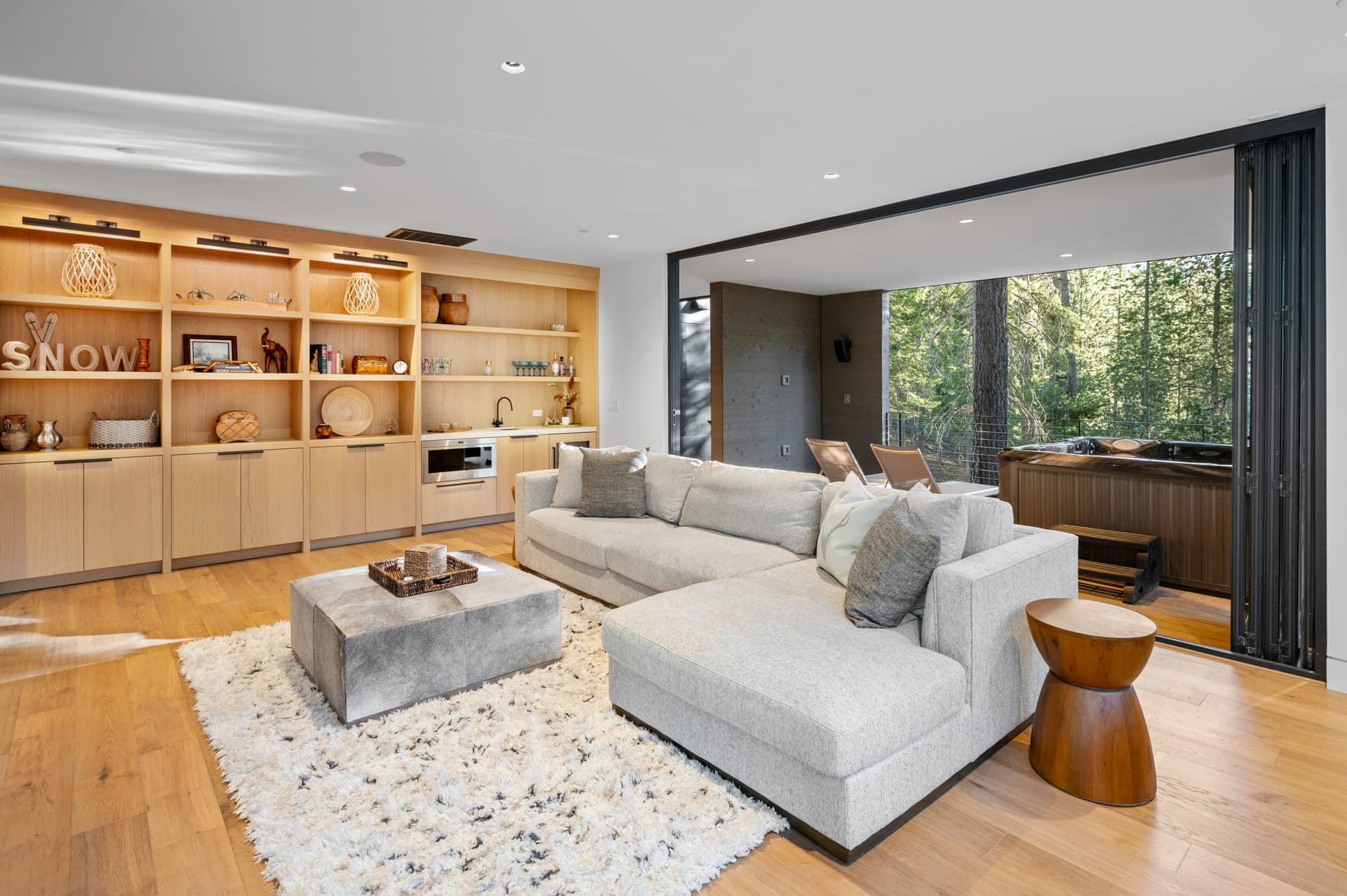 Modern Creekside Retreat - Image 10