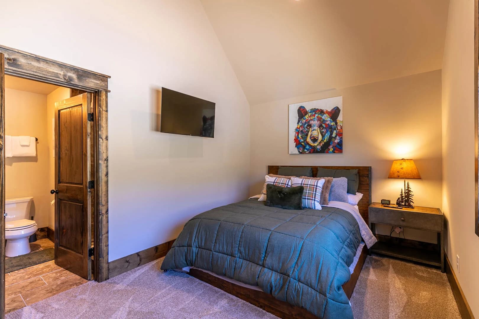 Bear Haven Hideaway - Image 21