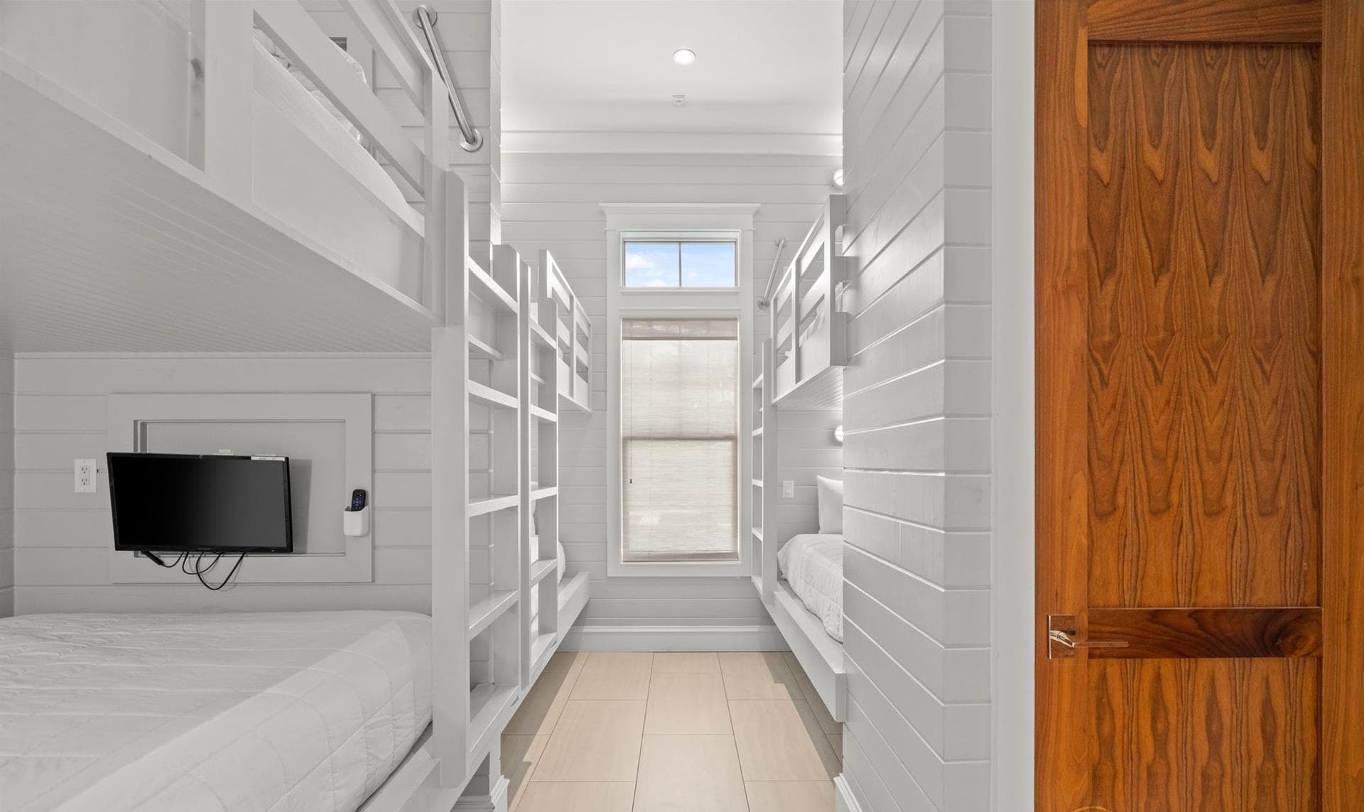 Life Aquatic Villa - Image 31