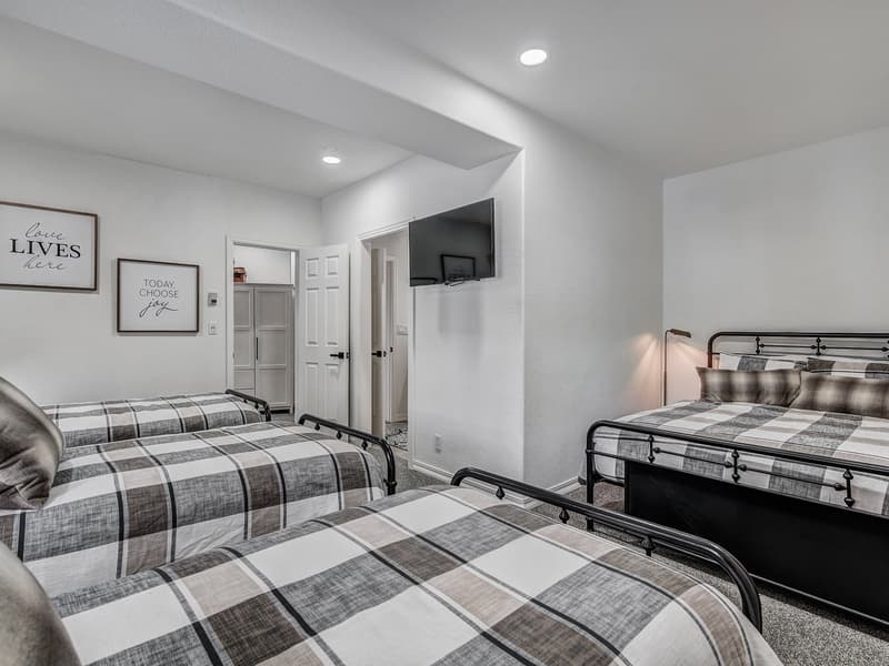 Lakeshore Luxury Chalet - Image 45