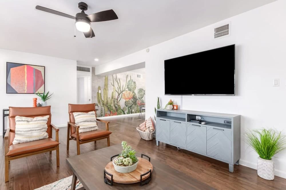 Ochenta Modern Retreat - Image 4