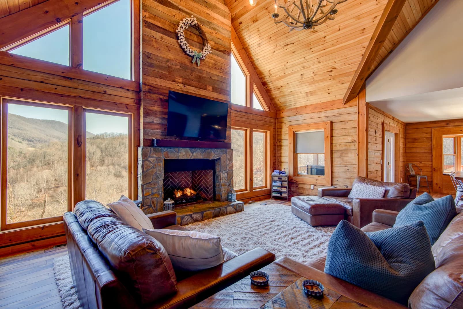 Mountain Range Retreat - Image 2