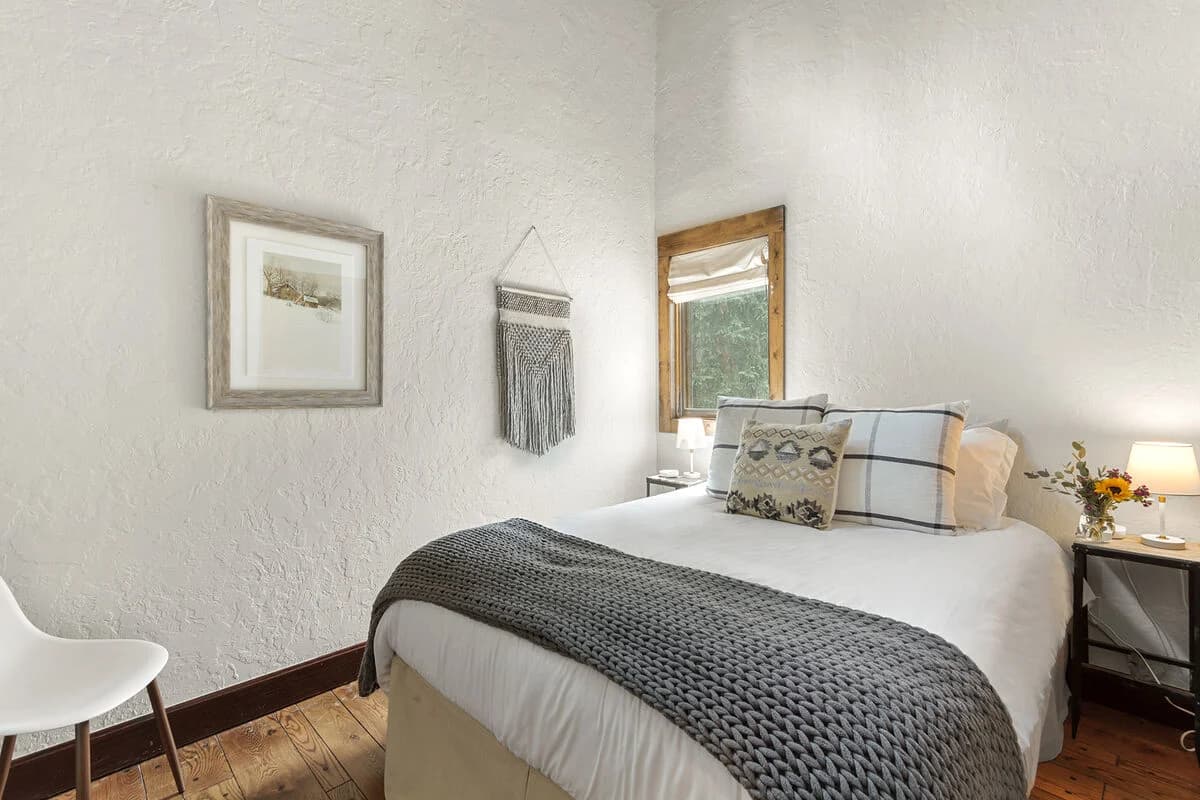 Creekside Chateau - Image 31