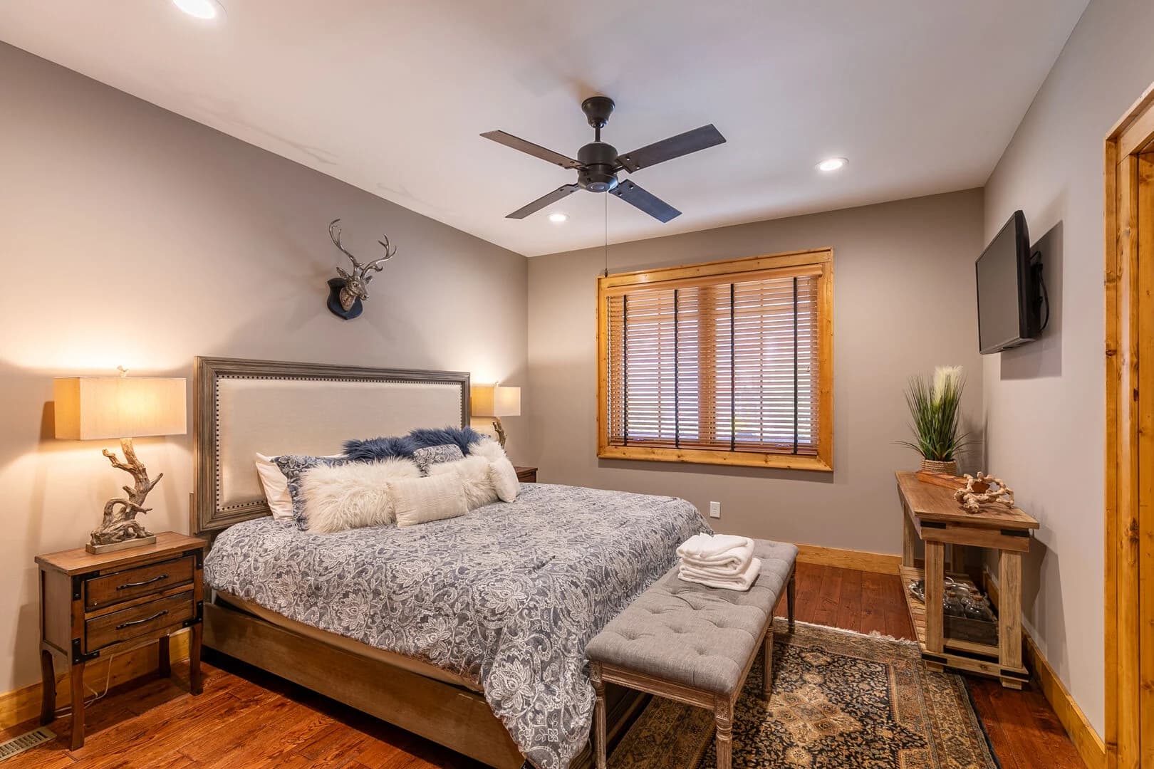 Grin Inn Bear - Image 9