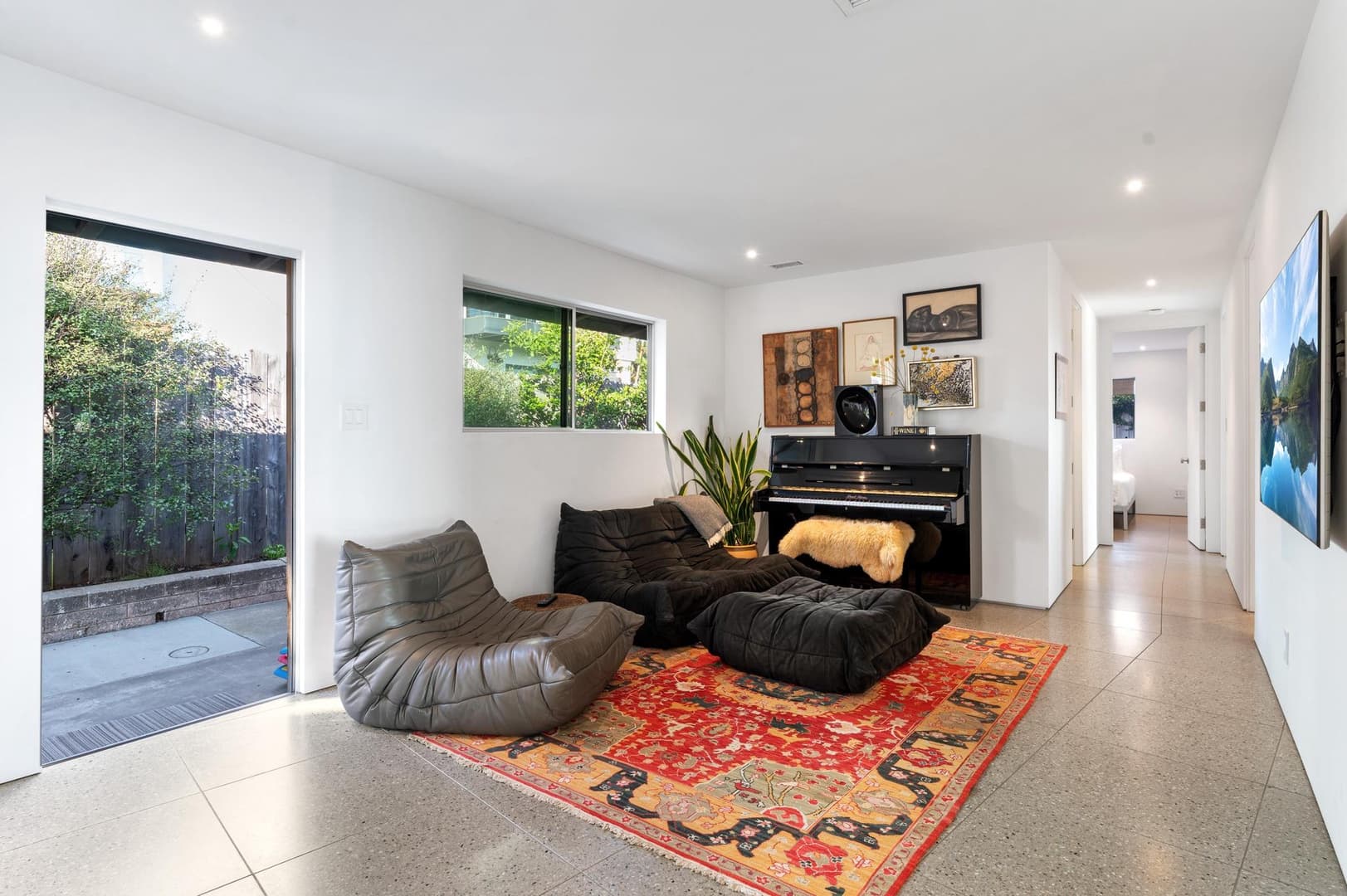 Beachfront Modern Retreat - Image 14