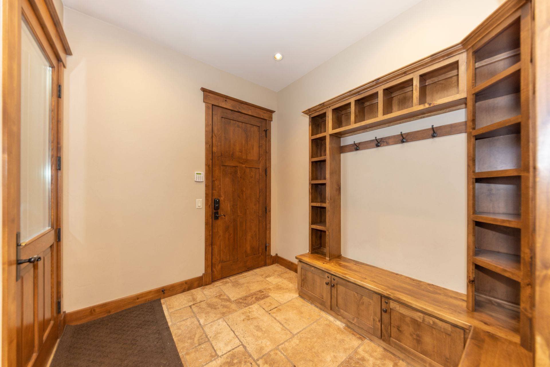 Last Nickel Lodge - Image 33