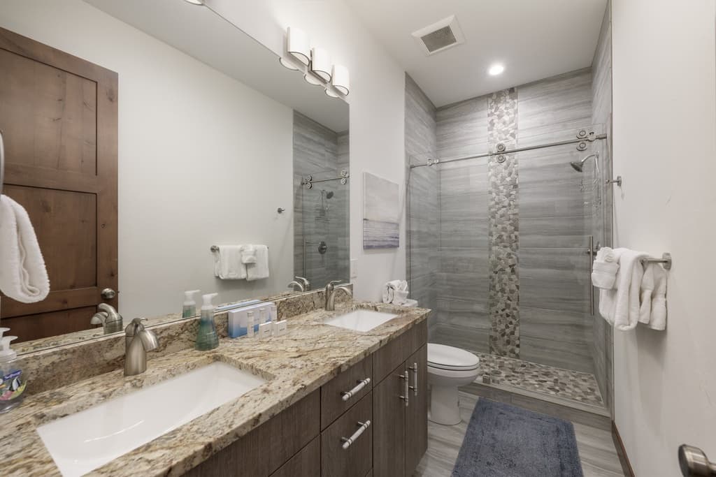 Continental Vista Condo - Image 12