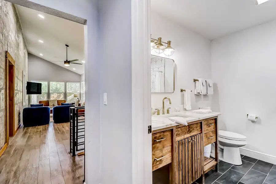 Downtown Charmer - Image 18