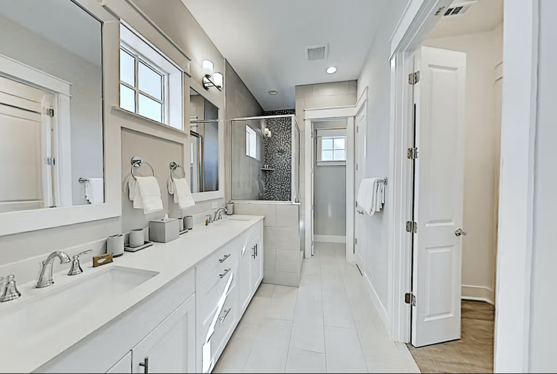 Sleek Beach Home - Image 15