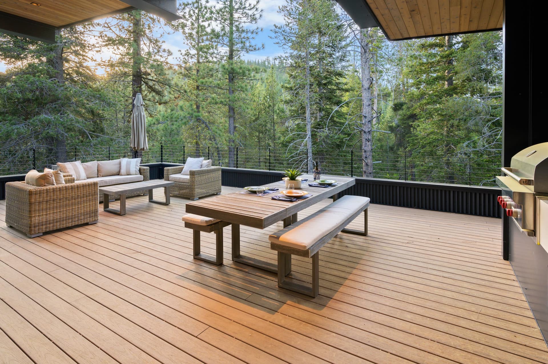 Modern Creekside Retreat - Image 4