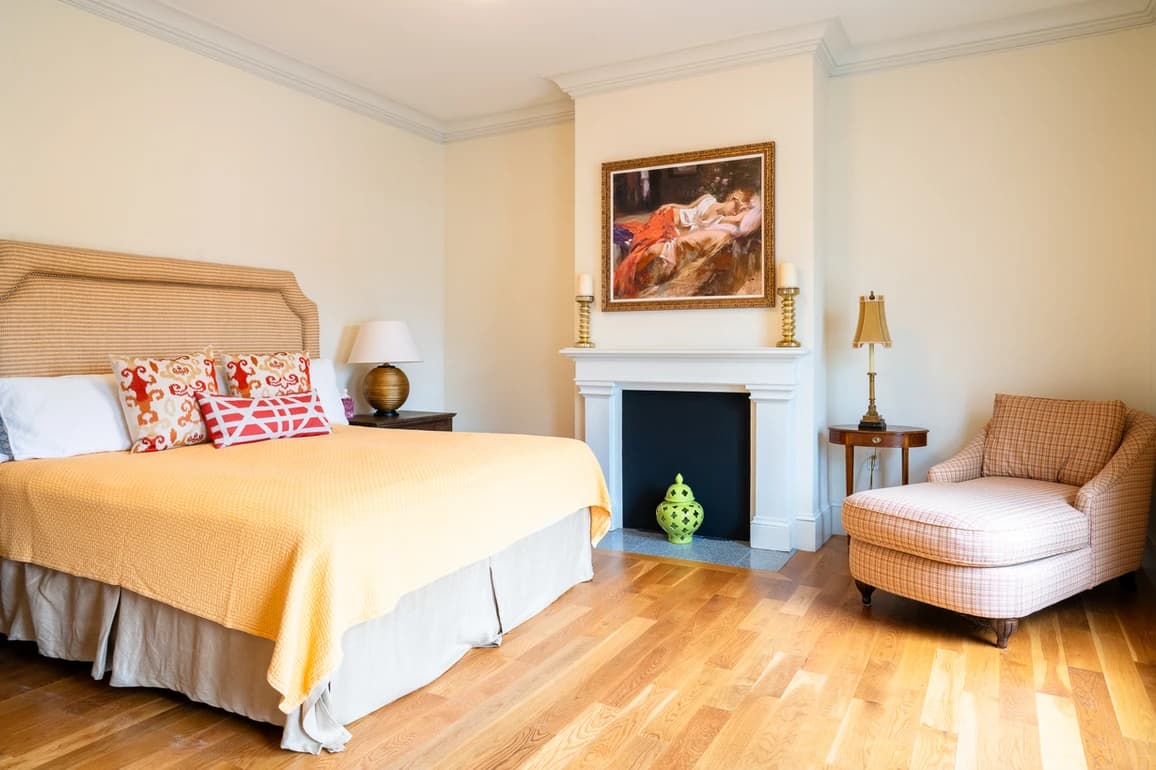 Downtown Victorian - Image 23