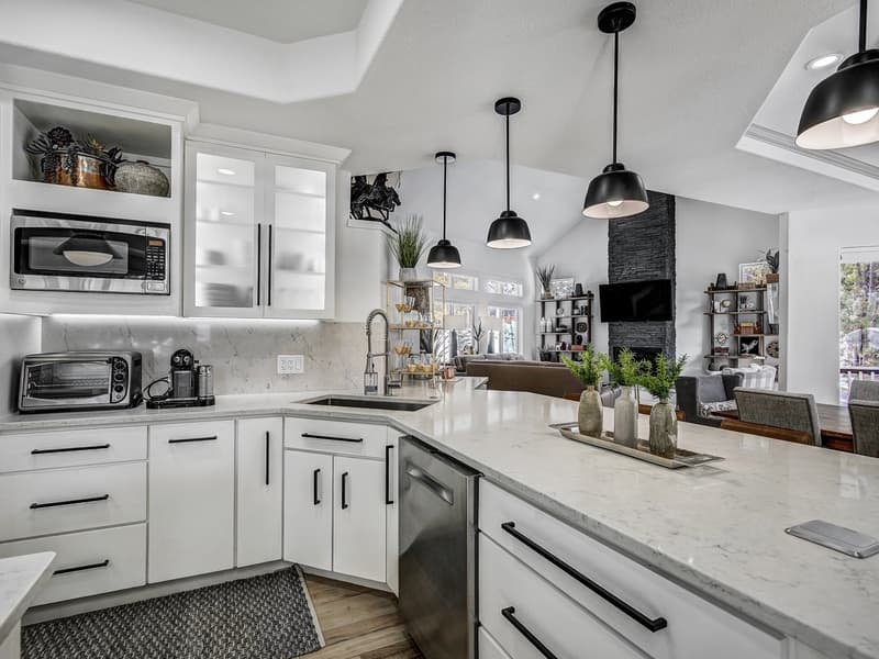 Lakeshore Luxury Chalet - Image 14