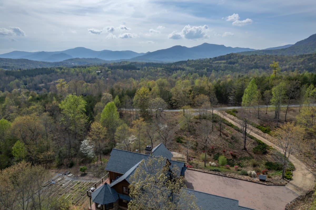 Chateau Laurel - Image 42