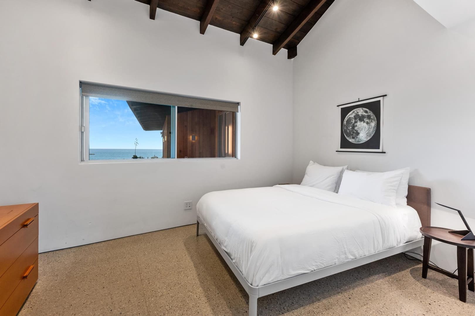 Beachfront Modern Retreat - Image 23