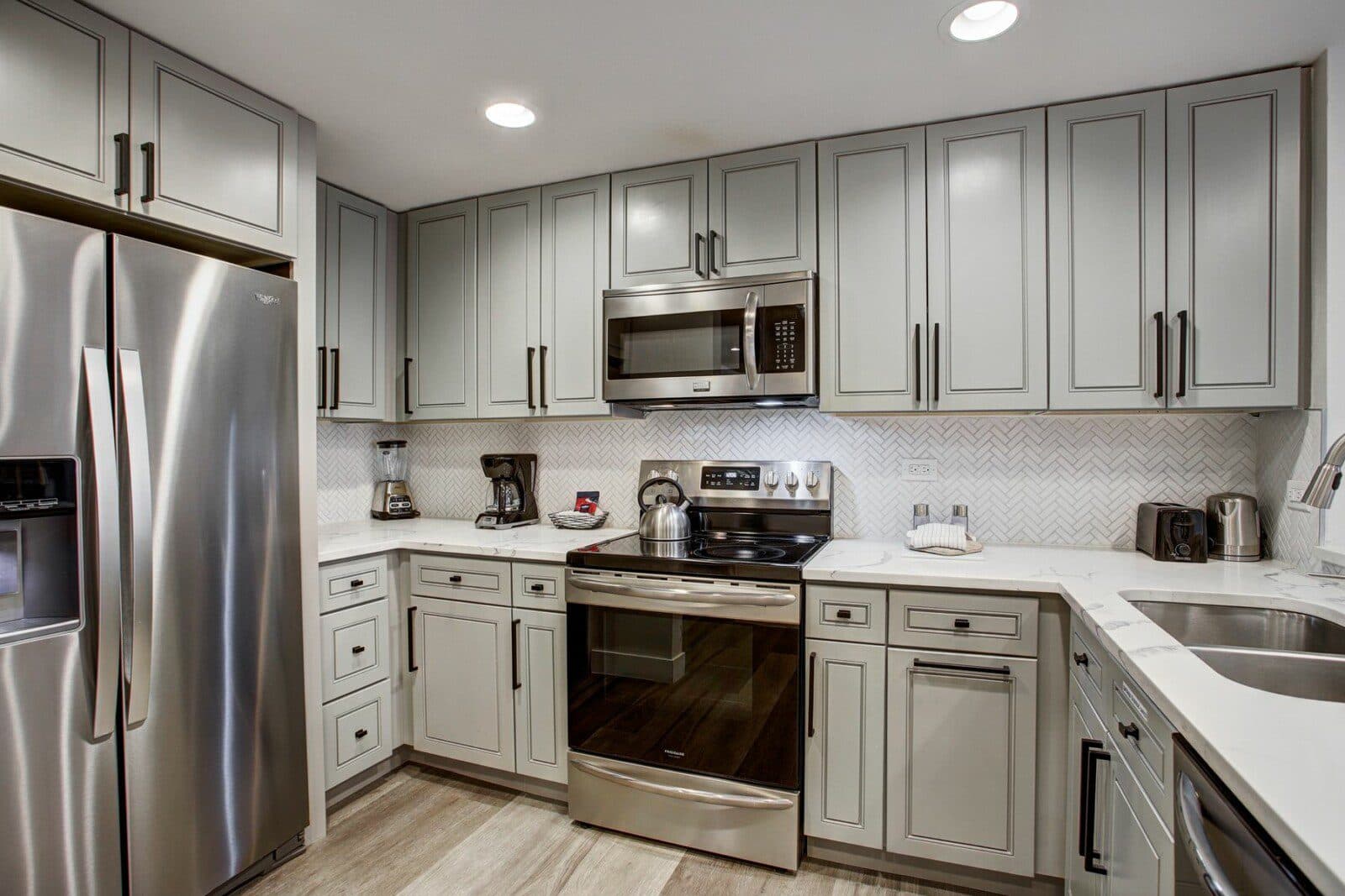 Lavish Condo - Image 11