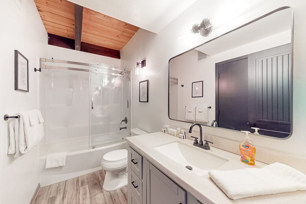 Modern Lake Tahoe Sanctuary - Image 12