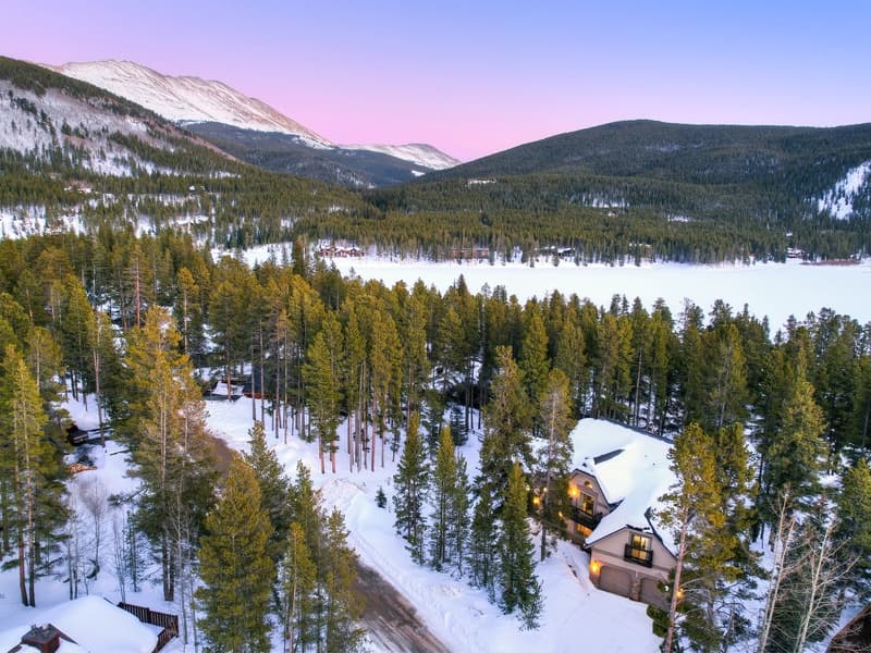 Lakeshore Luxury Chalet - Image 3