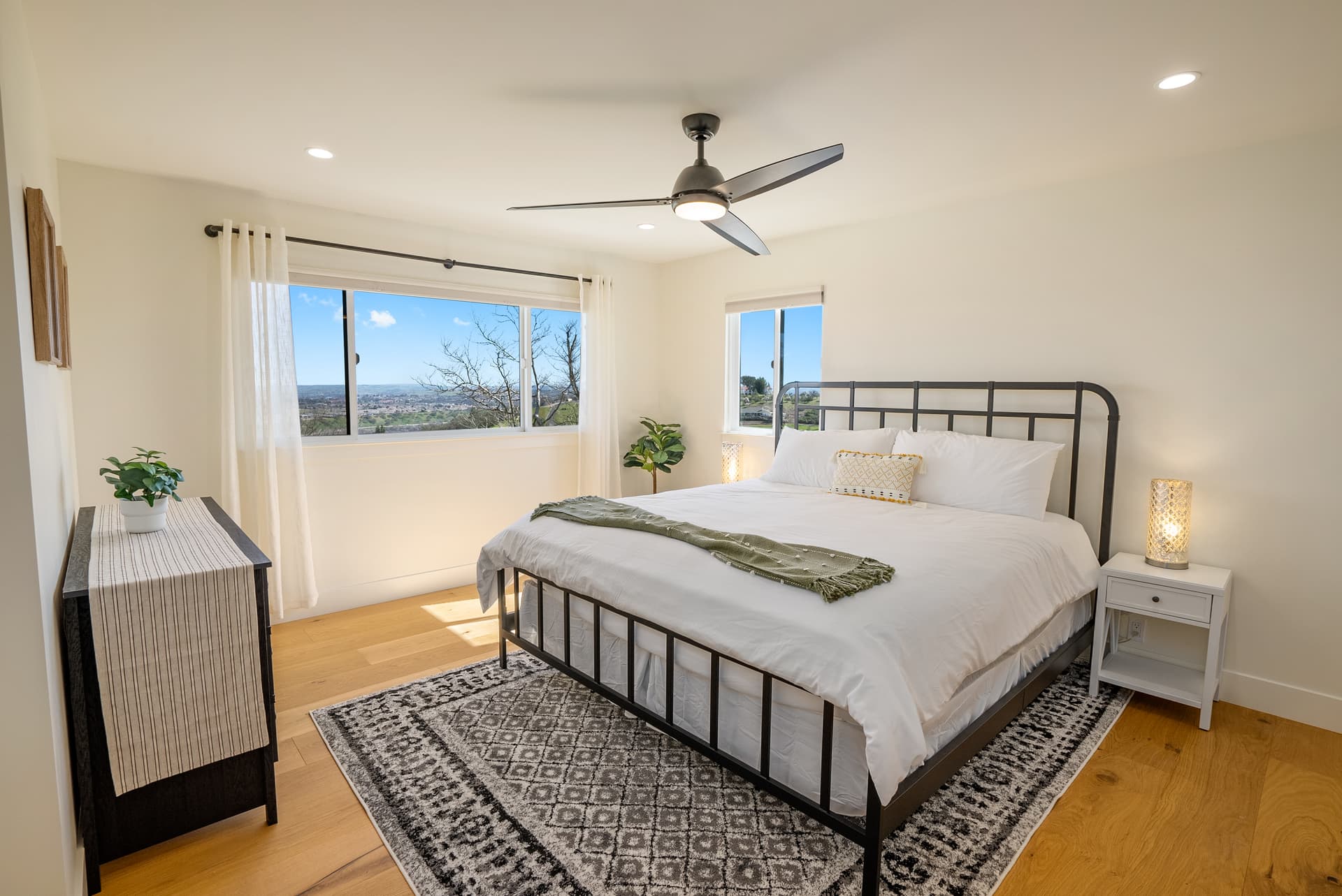 Mira Vista Manor - Image 23