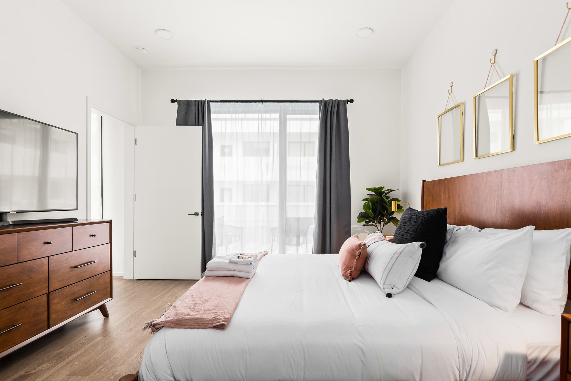 Red Illume Home - Image 6