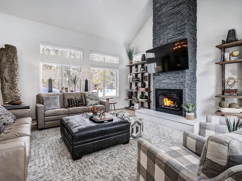 Lakeshore Luxury Chalet - Image 4