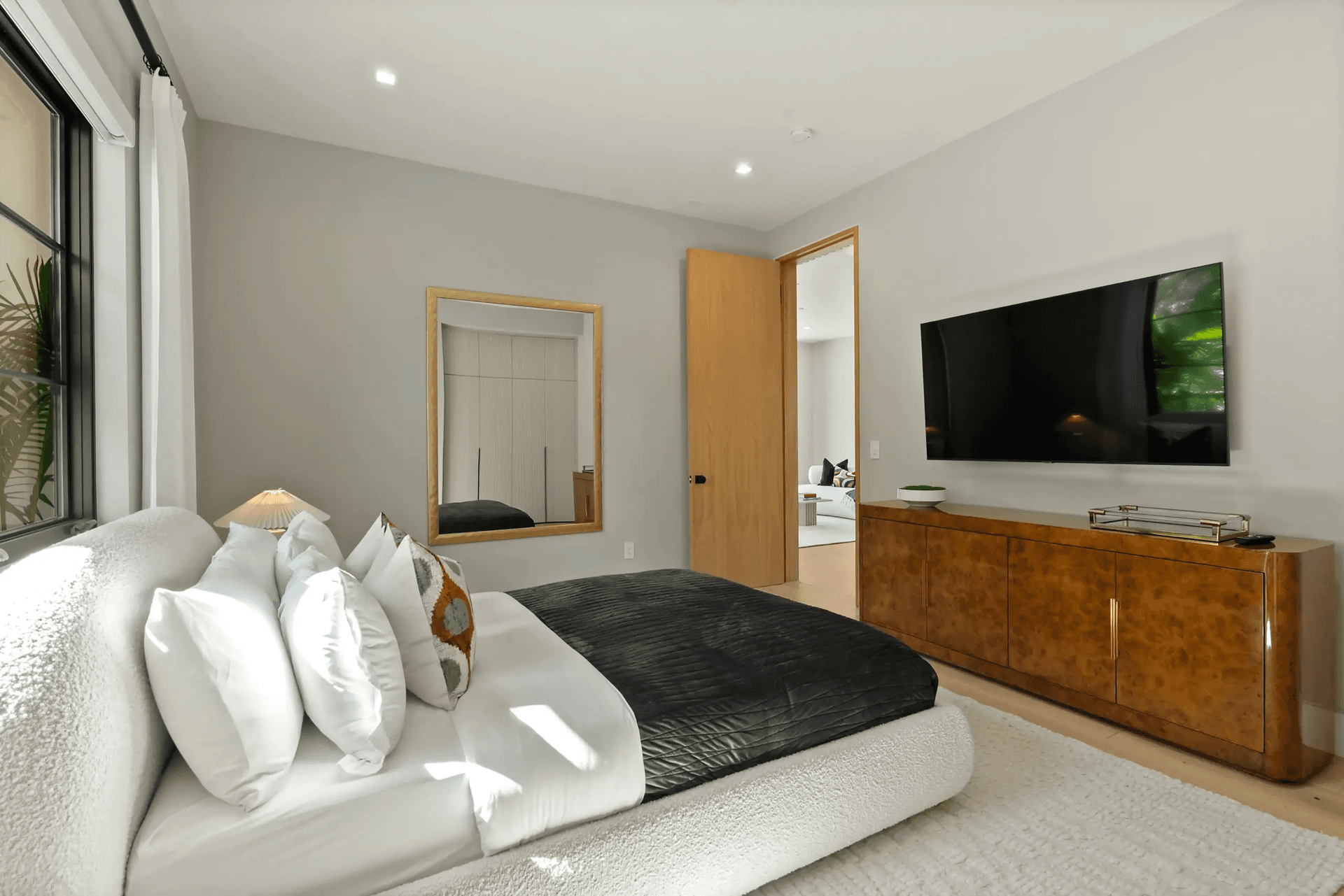 Linda Flora - Image 20