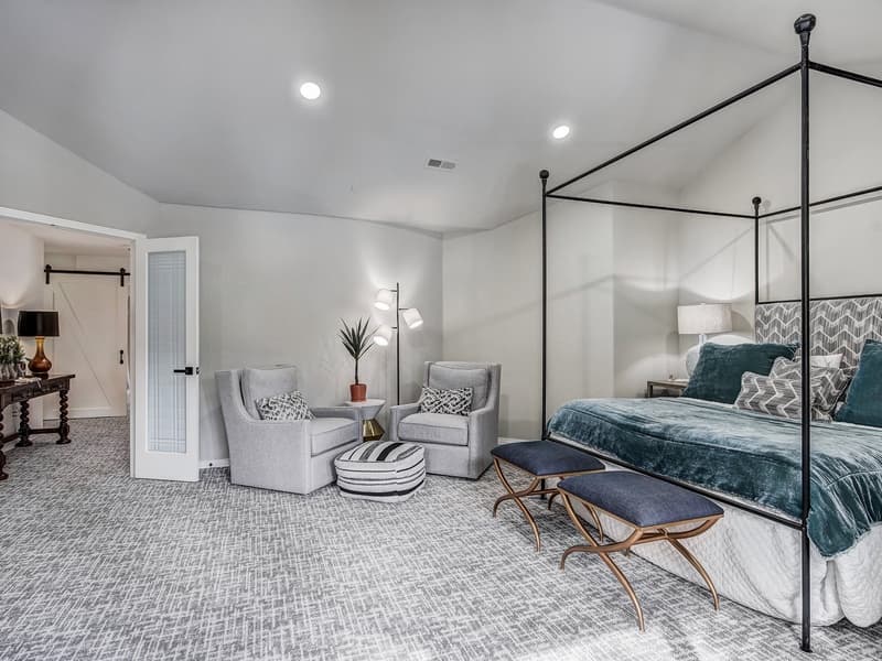 Lakeshore Luxury Chalet - Image 28