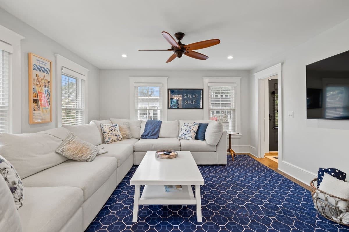 Cross Street Retreat - Image 5