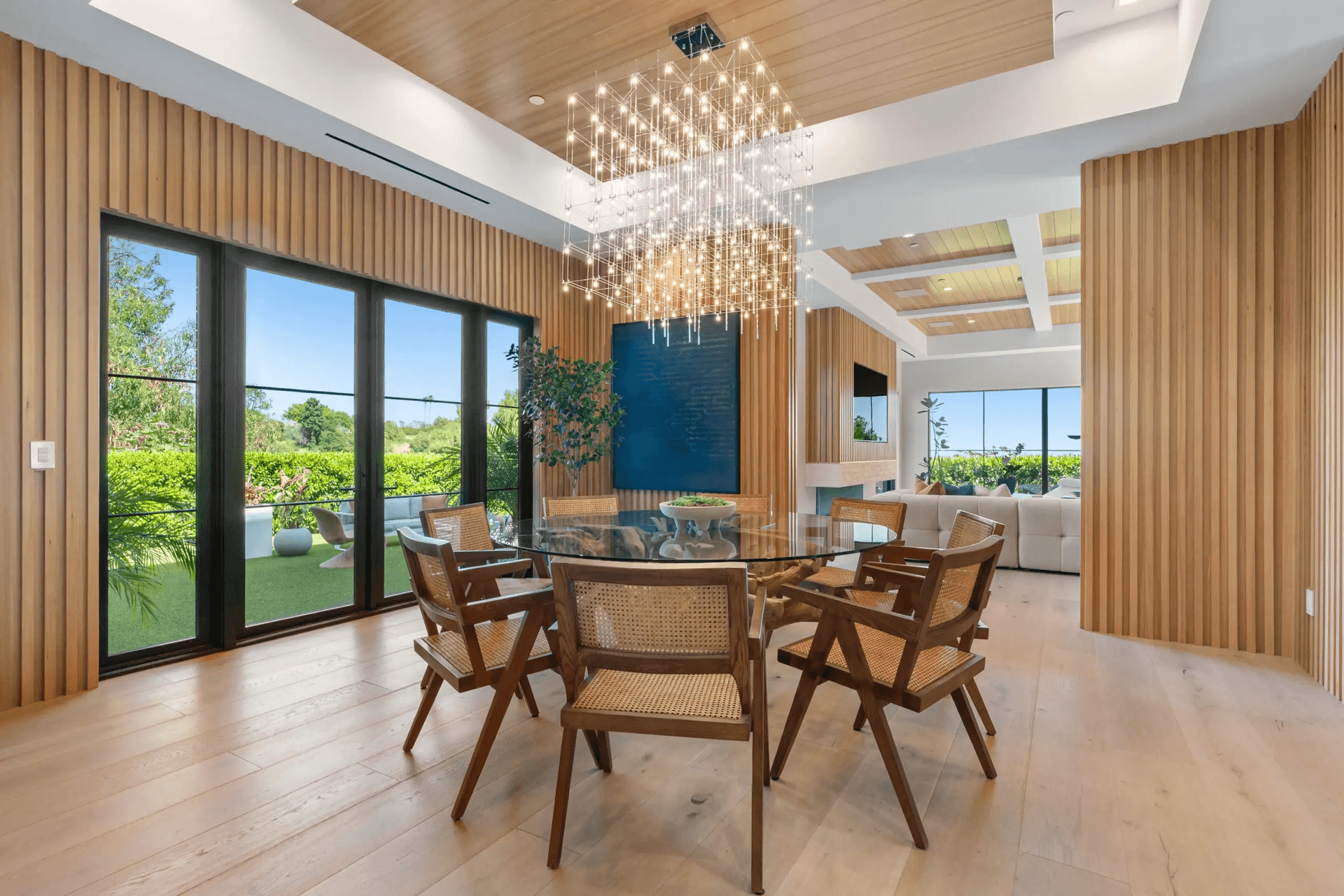 Linda Flora - Image 15