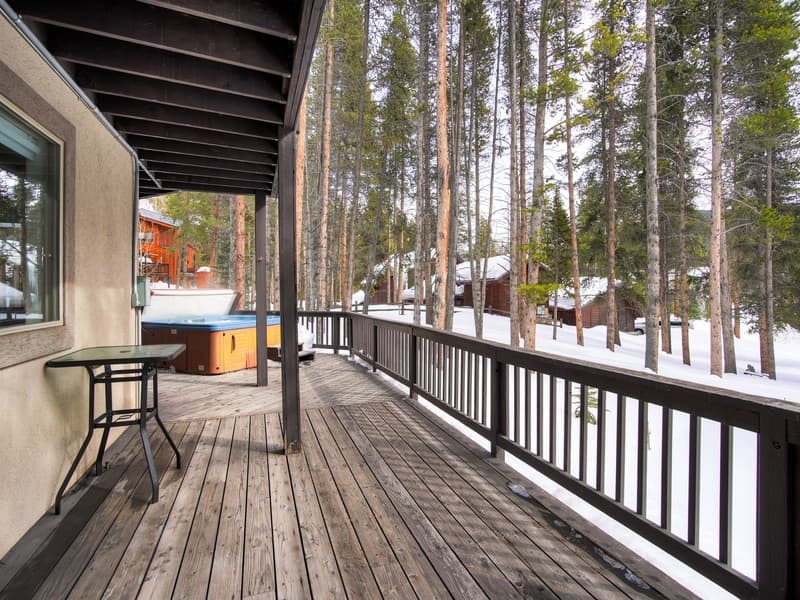 Lakeshore Luxury Chalet - Image 50