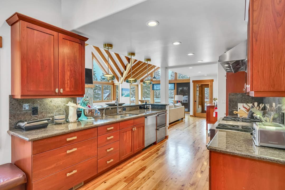 Stunning Mountain Gem - Image 10