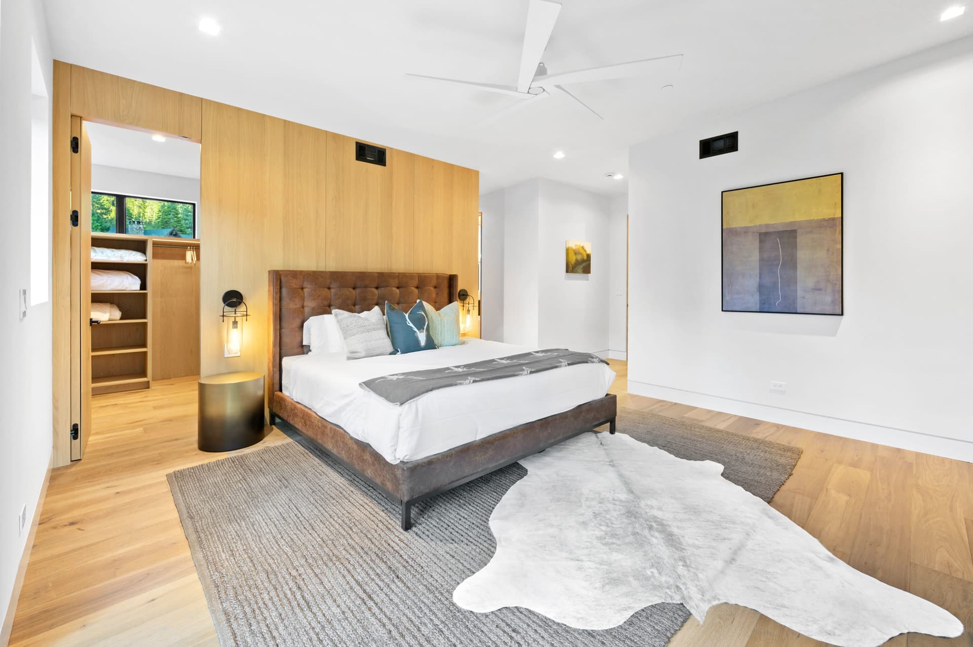 Modern Creekside Retreat - Image 15