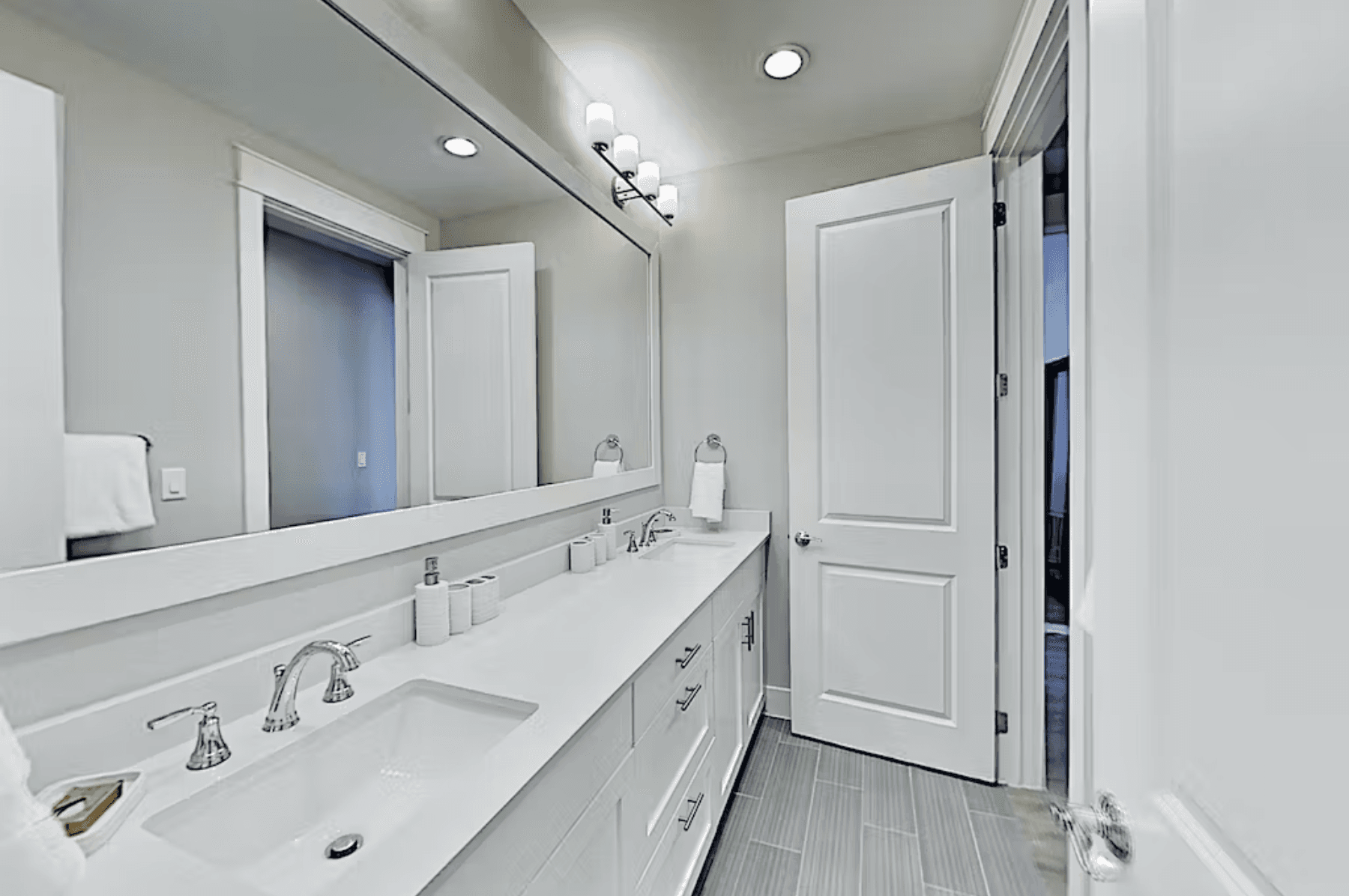 Sleek Beach Home - Image 19