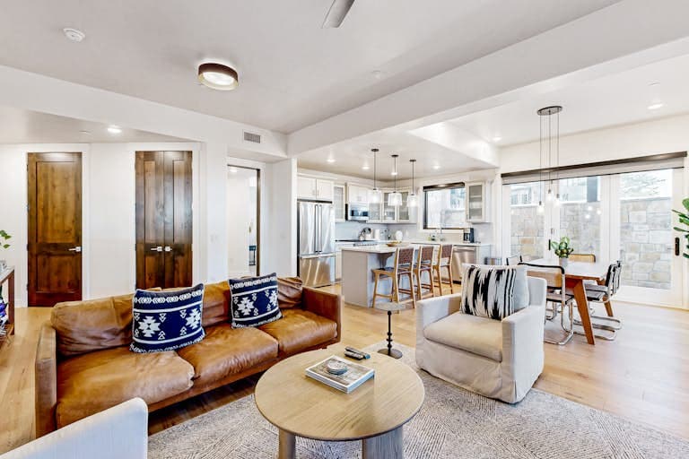 Designer Blackstone Condo - Image 4