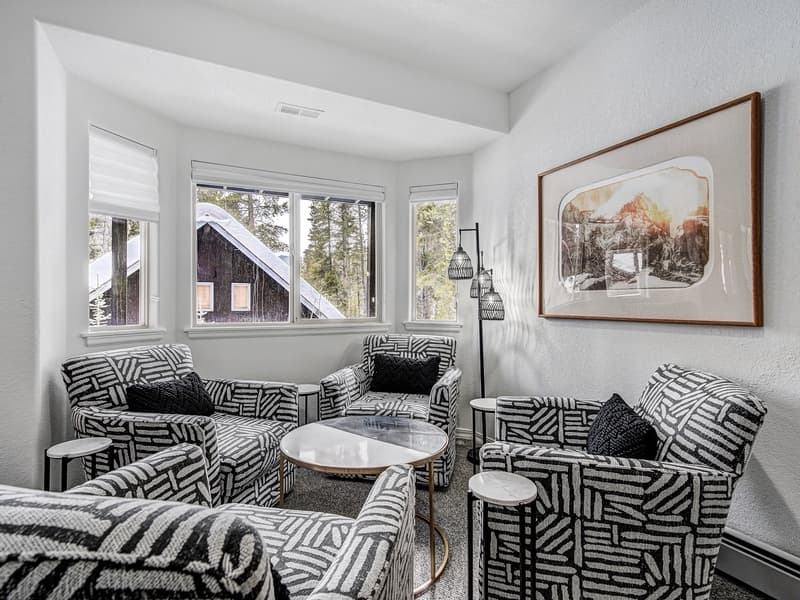 Lakeshore Luxury Chalet - Image 38