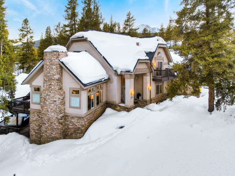 Lakeshore Luxury Chalet - Image 60