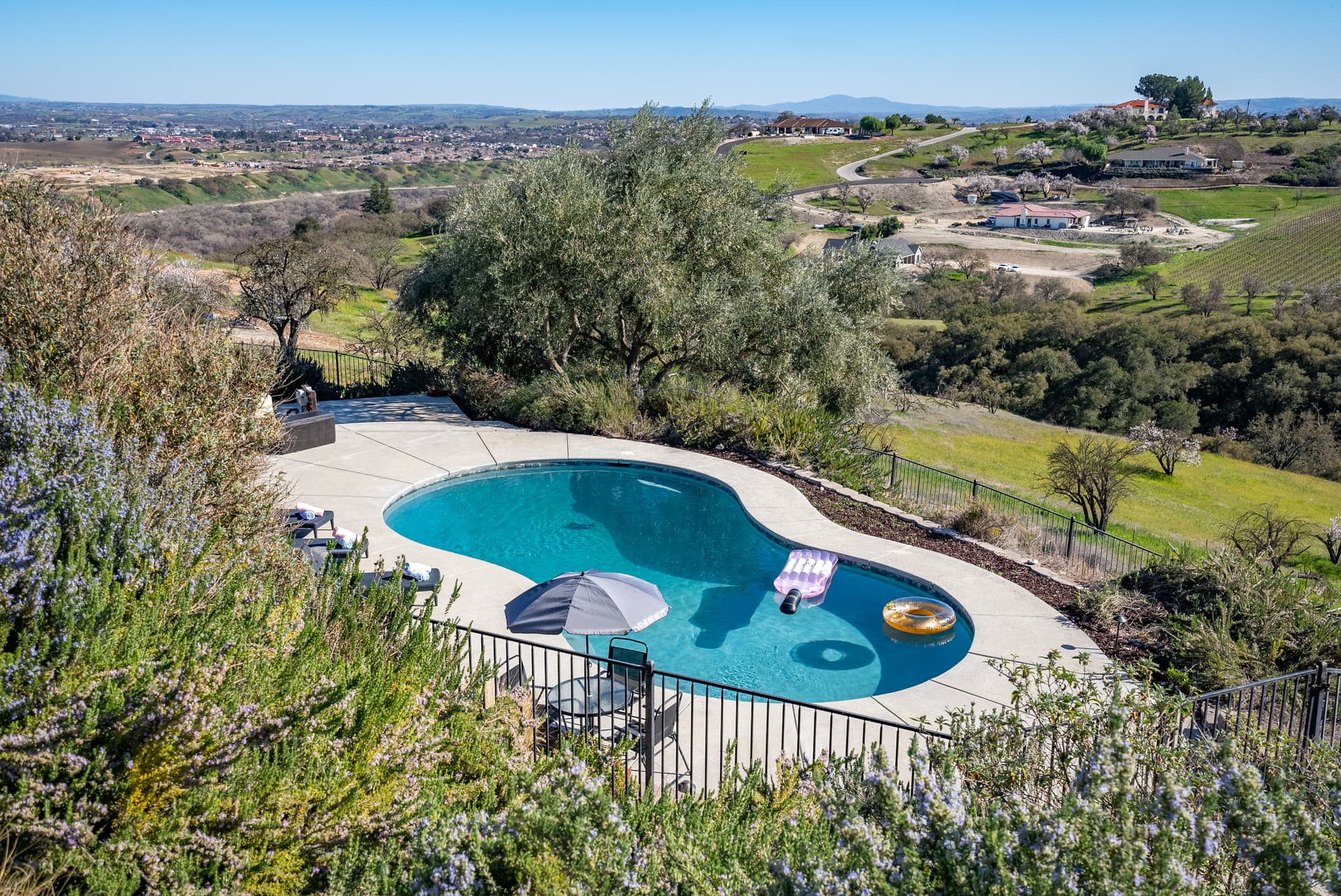 Mira Vista Manor - Image 2