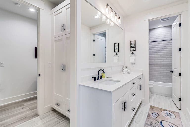 Commodore’s Hideout - Image 31