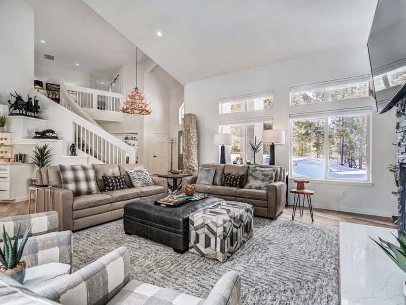 Lakeshore Luxury Chalet - Image 2