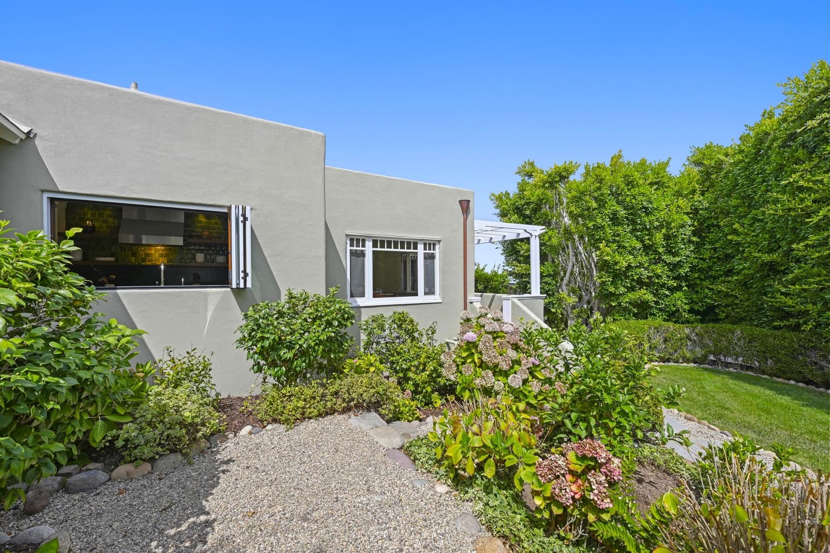 Summerland - Image 33