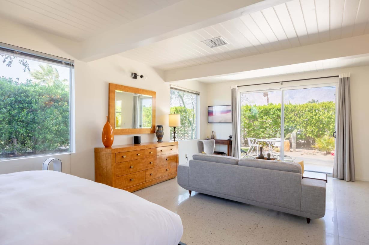 Hugh Kaptur's Mid Century Modern Oasis - Image 16