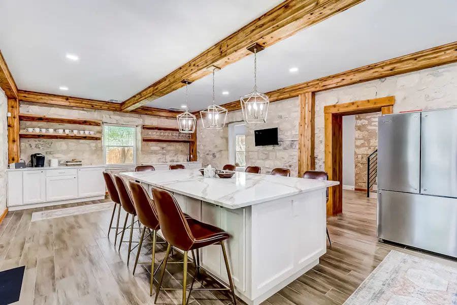 Downtown Charmer - Image 7