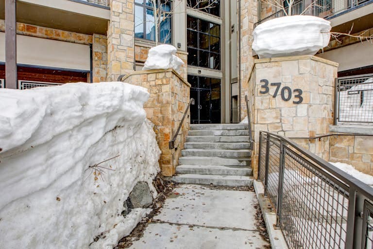 Designer Blackstone Condo - Image 23