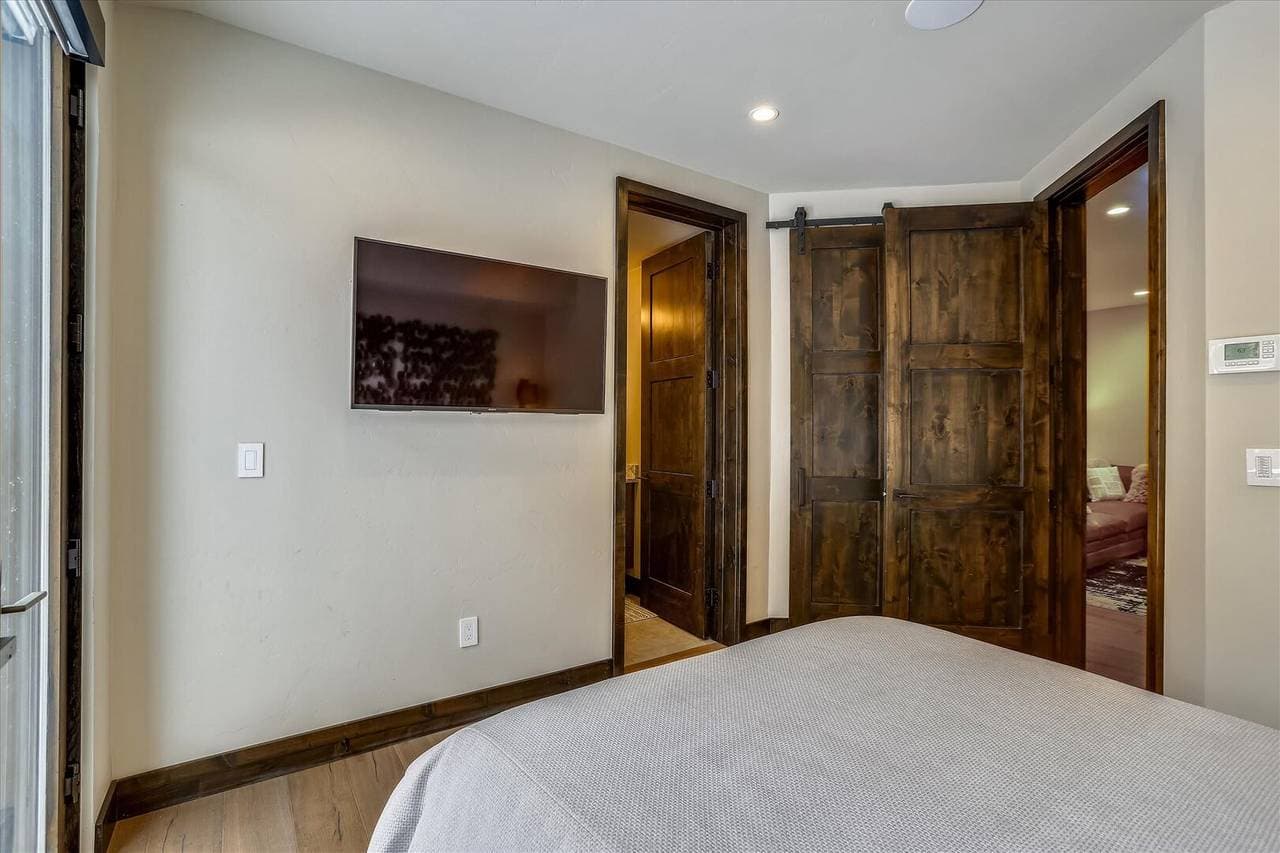 Falcon Haus - Image 19