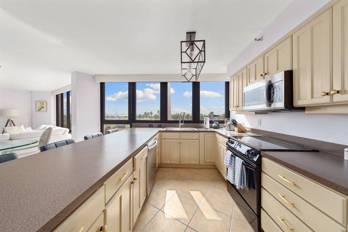 Bridgepoint Residence - Image 13